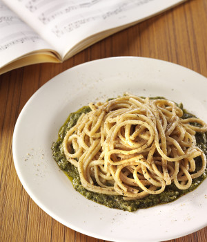 BIGOLI IN SALSA DI ACCIUGHE SU CREMA DI FRIARIELLI