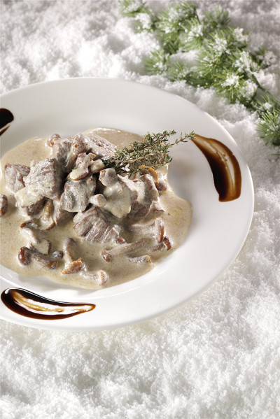 BOUCHÉES DE BŒUF AU PARFUM DE NOIX ET DE CHAMPIGNONS