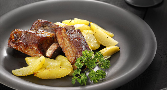 Côtes de porc fumées avec pommes de terre