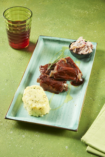 RIPPCHEN IN BARBECUESAUCE, ROTKOHLSALAT UND KARTOFFELAUFLAUF