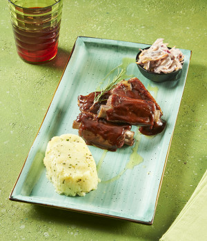 COSTINE IN SALSA BARBECUE, COLESLAW E TIMBALLO DI PATATE