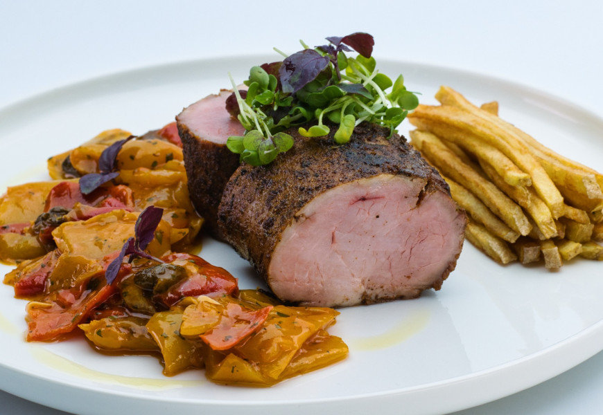 FILETTO DI MAIALE AL CAJUN CON PEPERONATA E PATATINE FRITTE