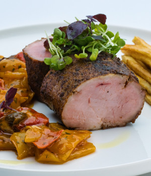 FILETTO DI MAIALE AL CAJUN CON PEPERONATA E PATATINE FRITTE