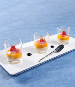 LEBER-ZIEGENKÄSE-MOUSSE MIT MANGO- UND ERDBEER-COULIS IM FINGERFOOD-GLAS