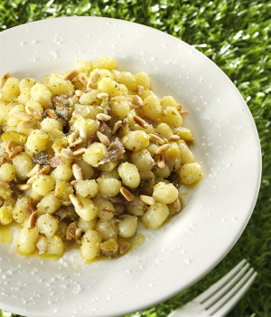 GNOCCHETTI CON ZUCCHINE, PANCETTA E PINOLI