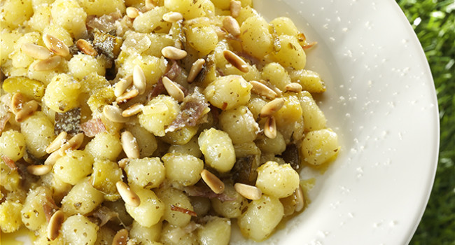 GNOCCHETTI CON ZUCCHINE, PANCETTA E PINOLI