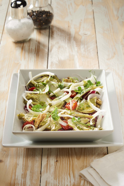Salade avec Artichauts à la romaine, chicorée, céleri, tomates Dorati, noix et Pesto à la Génoise frais