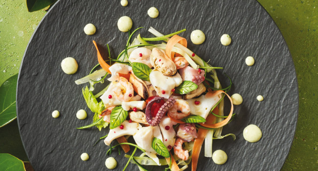 INSALATA DI MARE CON VERDURINE FRESCHE, POMODORINI DORATI E MAIONESE AL BASILICO