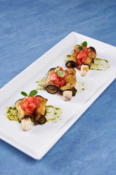 ROULEAUX D’ESPADON EN MANTEAU D’AUBERGINES AVEC CONCASSÉ DE TOMATES ET PESTO À LA GÉNOISE FRAIS