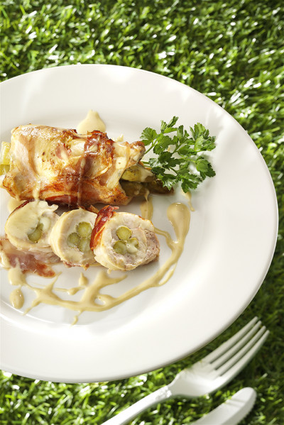 INVOLTINI DI POLLO CON GUANCIALE AFFUMICATO, ASPARAGI E SCAMORZA FILANTE