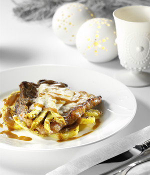 KALBSLENDENBRATEN MIT PARMESAN UND GRÜNEM SPARGEL