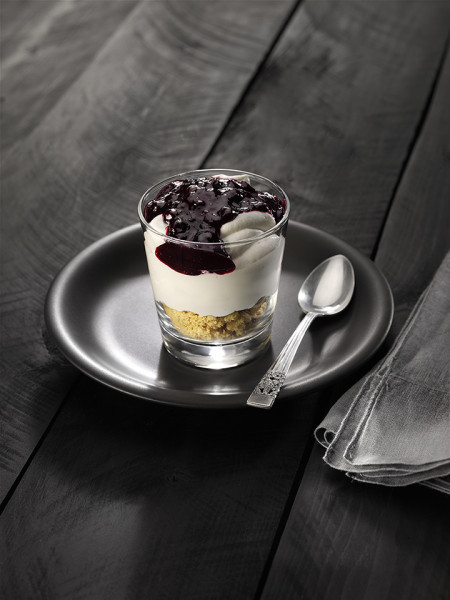 Joghurt-Mousse mit Heidelbeeren