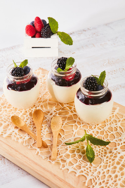 Panna cotta avec décoration de fruits rouges