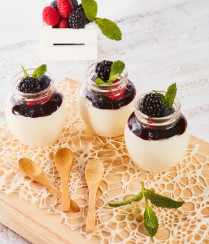 Panna cotta avec décoration de fruits rouges