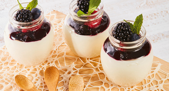 Panna cotta avec décoration de fruits rouges