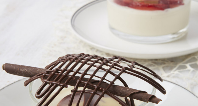 Panna cotta con griglie di cioccolato