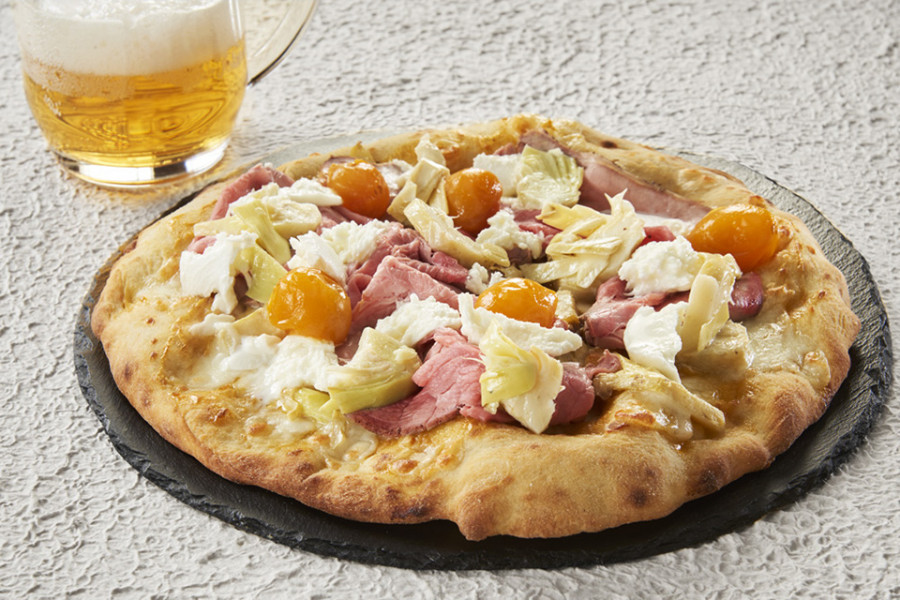 PIZZA CON DATTERINO GIALLO, ROAST BEEF, CARCIOFI E BUFALA