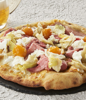 PIZZA MIT GELBEN DATTELTOMATEN, ROASTBEEF, ARTISCHOCKEN UND BÜFFELMOZZARELLA