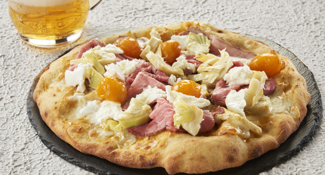 PIZZA MIT GELBEN DATTELTOMATEN, ROASTBEEF, ARTISCHOCKEN UND BÜFFELMOZZARELLA