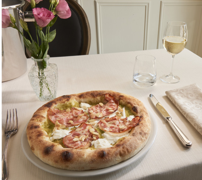 PIZZA CON GRANCREMA DI ASPARAGI, GUANCIALE E CREMA AL GORGONZOLA