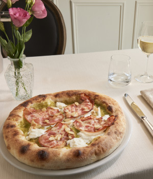 PIZZA CON GRANCREMA DI ASPARAGI, GUANCIALE E CREMA AL GORGONZOLA