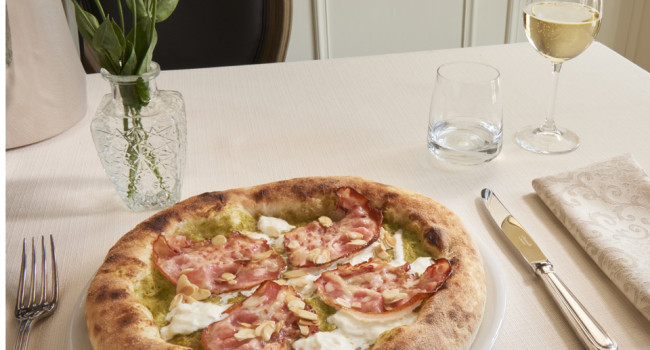 PIZZA CON GRANCREMA DI ASPARAGI, GUANCIALE E CREMA AL GORGONZOLA