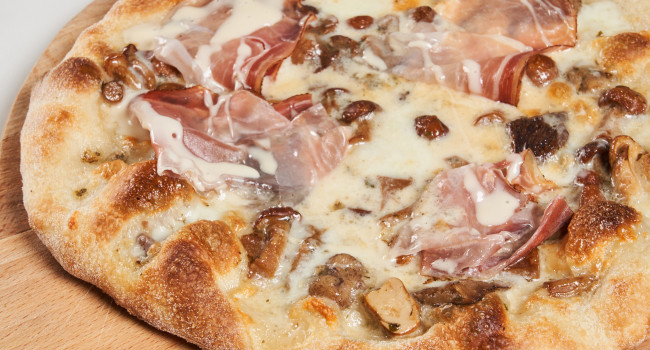 Pizza con Grancrema di Taleggio, funghi misti e speck.