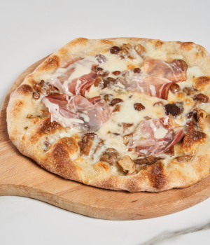 Pizza with Grancrema cheese sauce with Taleggio cheese, mixed mushrooms and speck