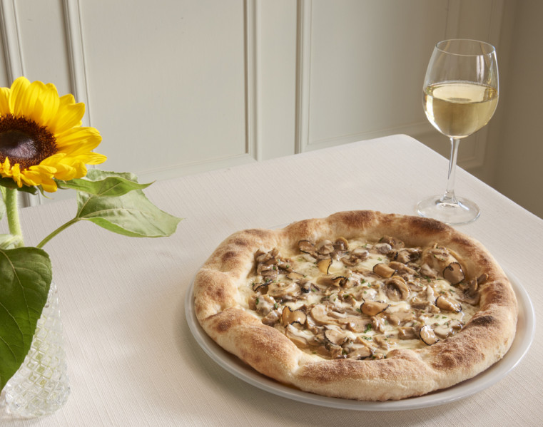 PIZZA CON PRATAIOLI IN ASETTICO, FONDUTA E TARTUFO