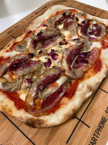 PIZZA PALA CON FUNGHI PORTOBELLO, GRANCREMA DI PECORINO E PETTO D'OCA -  Recetas - Menù srl - Dal 1932 Produttori Specialità Alimentari