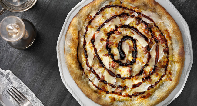 PIZZA MIT LAUCH, WURST UND BALSAMICO