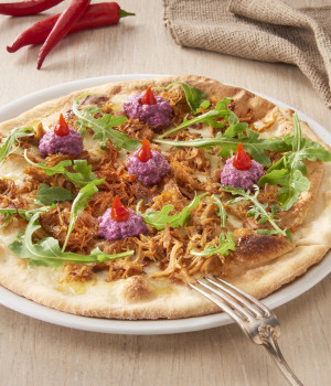 PIZZA MIT PULLED TURKEY, ROTKOHLSAUCE, RUCOLA UND ROTEN CHILISCHOTEN