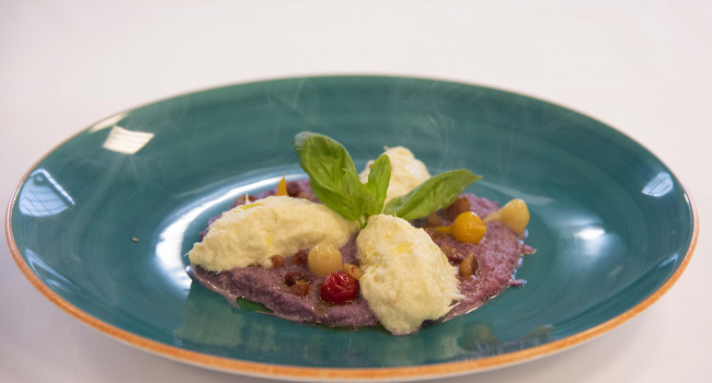 Quenelle di baccalà su purea di cavolo viola affumicato, pancetta croccante e peperoni piccanti