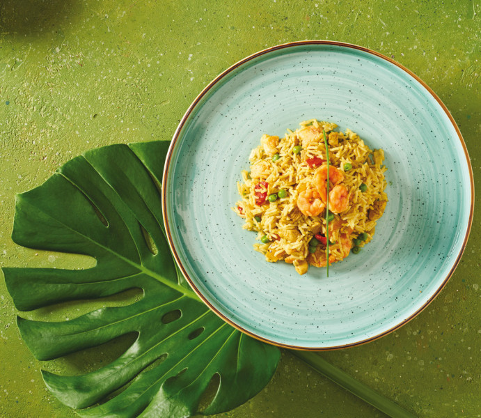 ORIENTALISCHER BASMATIREIS MIT GARNELEN, HÜHNERCURRY UND GEMÜSE