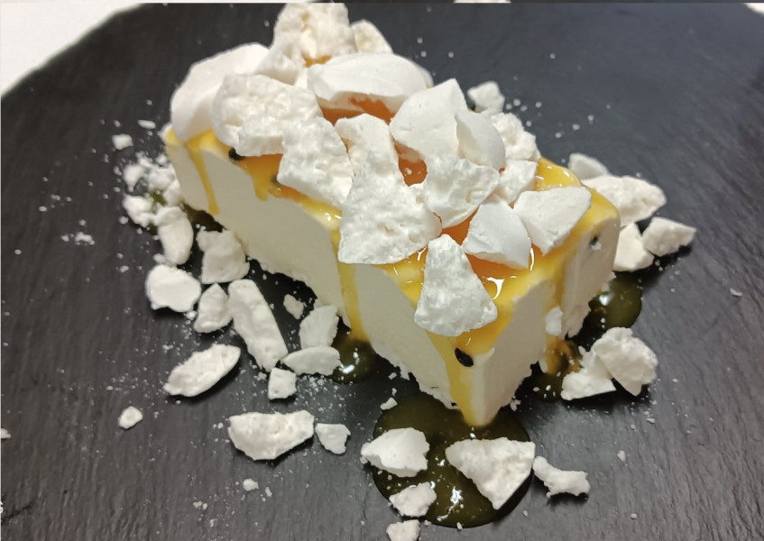 SEMIFREDDO AU FRUIT DE LA PASSION AVEC MERINGUE