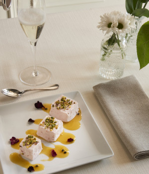 SEMIFREDDO ALLE FRAGOLE CON SALSA DI PASSION FRUIT