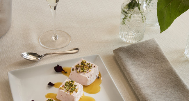 SEMIFREDDO ALLE FRAGOLE CON SALSA DI PASSION FRUIT