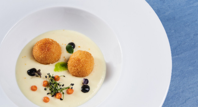 ESFERAS CRUJIENTES DE BACALAO SOBRE ESPUMA DE PATATA CÍTRICA, GEL DE TOMATE CONFITADO Y GOTAS DE ÈNERODISEPPIA