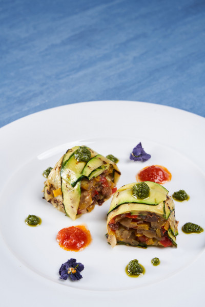 TIMBALE DE LÉGUMES AVEC SAUCE POMODORINA ET PESTO AU BASILIC VÉGAN