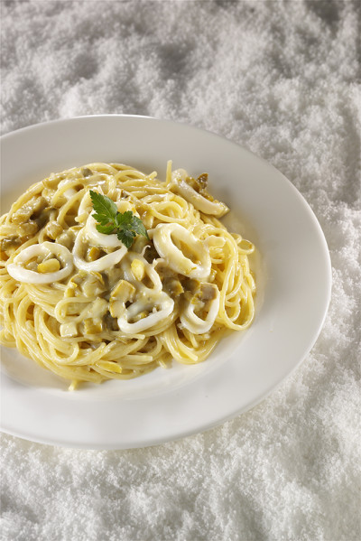 Spaghetti mit Kalmar-Ragout und Spargel