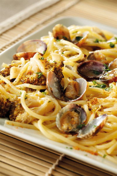 Spaghetti con vongole, broccoli e bottarga