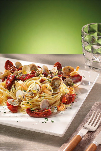 Spaghetti mit Venusmuscheln, Garnelen und Soleggiati-Tomaten