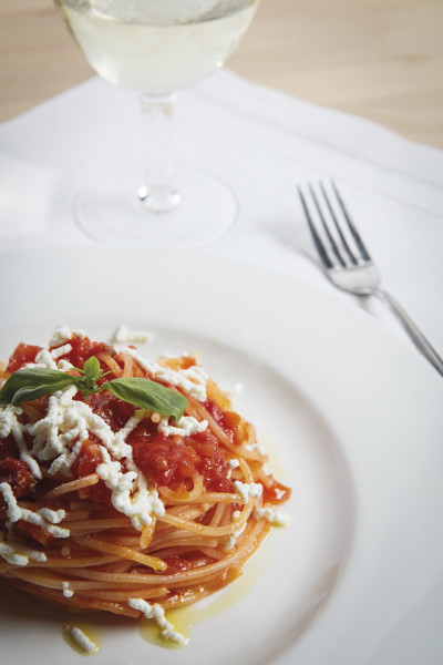 Spaghetti mit Pomodorina-Sauce und Ricotta-Käse