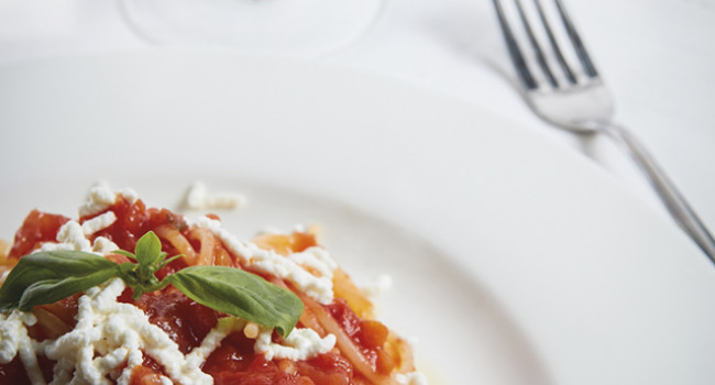 Spaghetti mit Pomodorina-Sauce und Ricotta-Käse