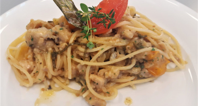 Spaghetti mit Drachenkopf, Queller und gelben Datteltomaten