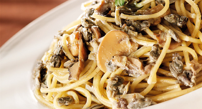 Spaghetti mit Venusmuscheln und Champignons in Artischockencreme