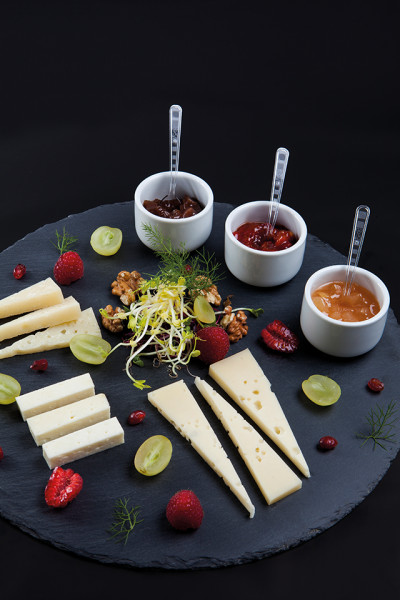 Plat de fromages aux trois sauces