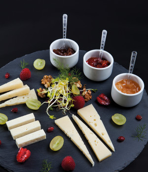 Plat de fromages aux trois sauces