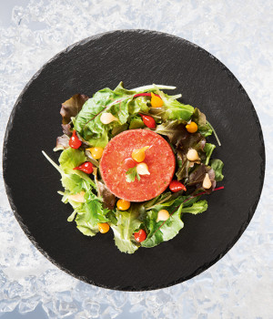 Tartare de bœuf avec piments rouges doux en forme de goutte