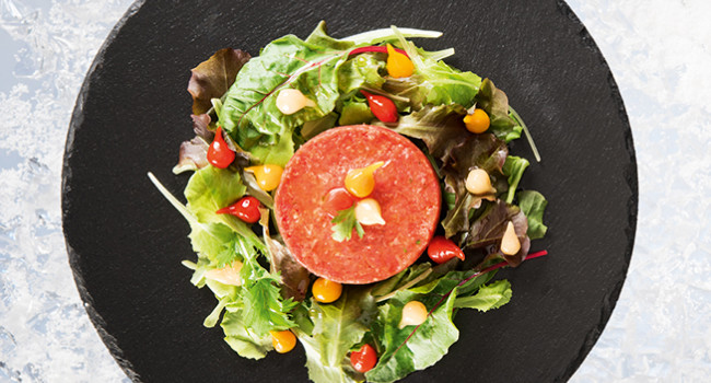 Tartare de bœuf avec piments rouges doux en forme de goutte